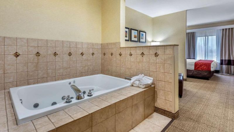 Comfort Suites South 1 - jacuzzi hotel room