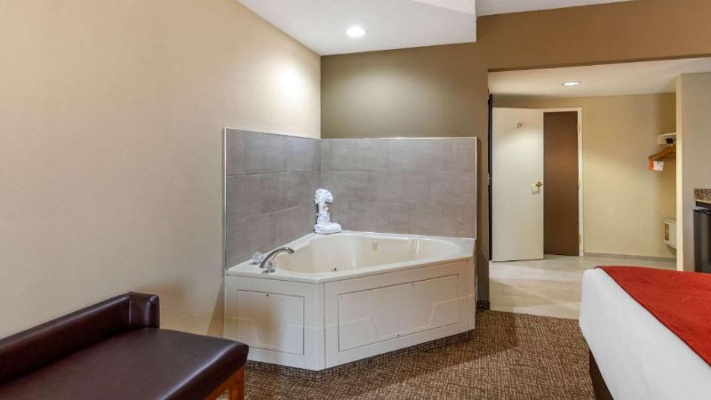 Comfort Suites Southpark 1 - jacuzzi hotel room