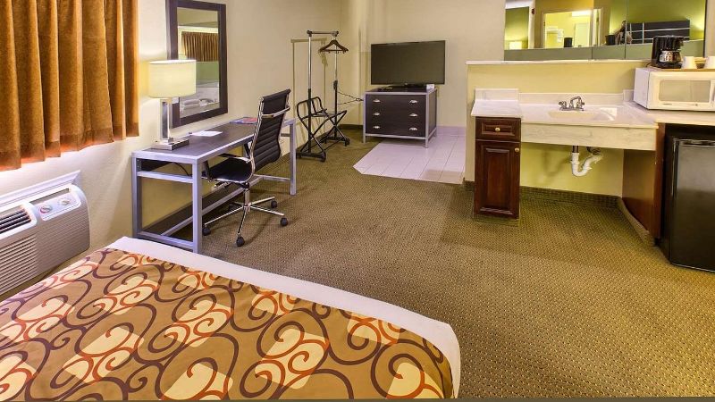 Country Hearth Inn Knightdale Raleigh, room with private jacuzzi, photo 4