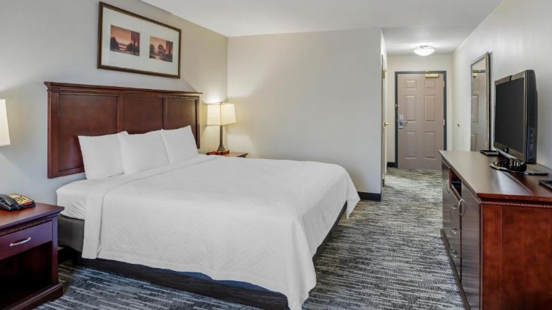 Country Inn & Suites by Radisson, Ashland – Hanover, VA, room with private jacuzzi, photo 2