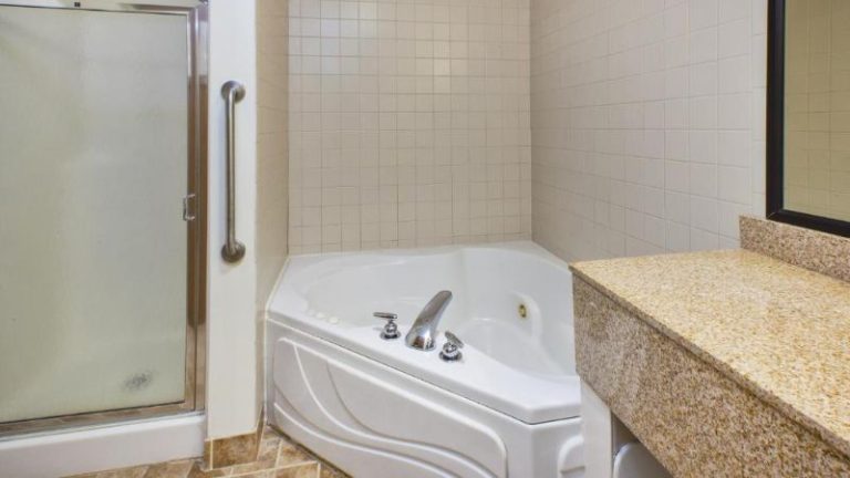 Country Inn & Suites by Radisson, Benton Harbor-St
