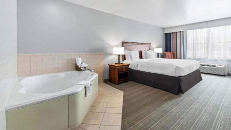 Country Inn & Suites by Radisson, Chambersburg, PA