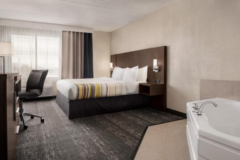 Country Inn & Suites by Radisson, Mt. Pleasant-Racine West, WI