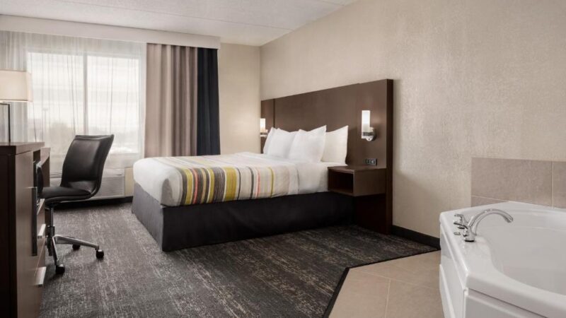 Country Inn Suites by Radisson Mt. Pleasant Racine West WI - jacuzzi hotel room