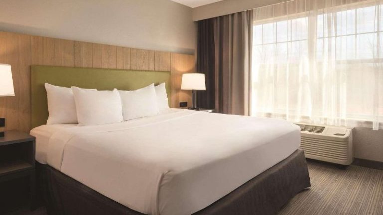 Country Inn & Suites by Radisson, Germantown, WI