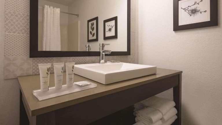 Country Inn & Suites by Radisson, Germantown, WI