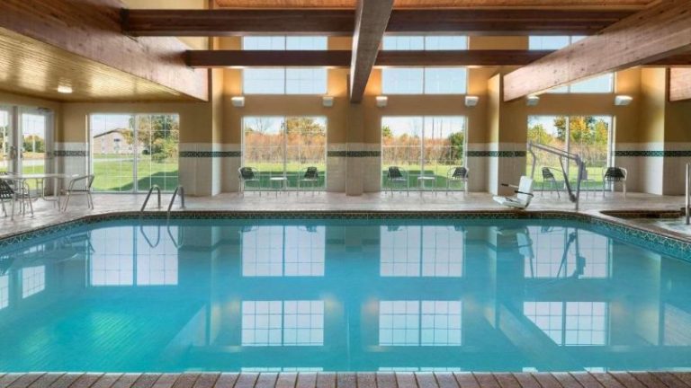 Country Inn & Suites by Radisson, Milwaukee Airport, WI