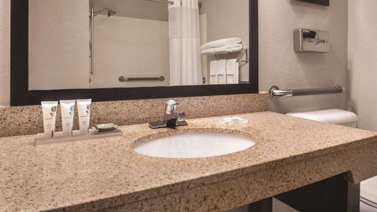 Country Inn & Suites by Radisson, Mt. Pleasant-Racine West, WI