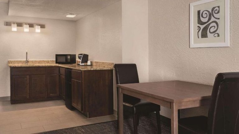 Country Inn & Suites by Radisson, Mt. Pleasant-Racine West, WI