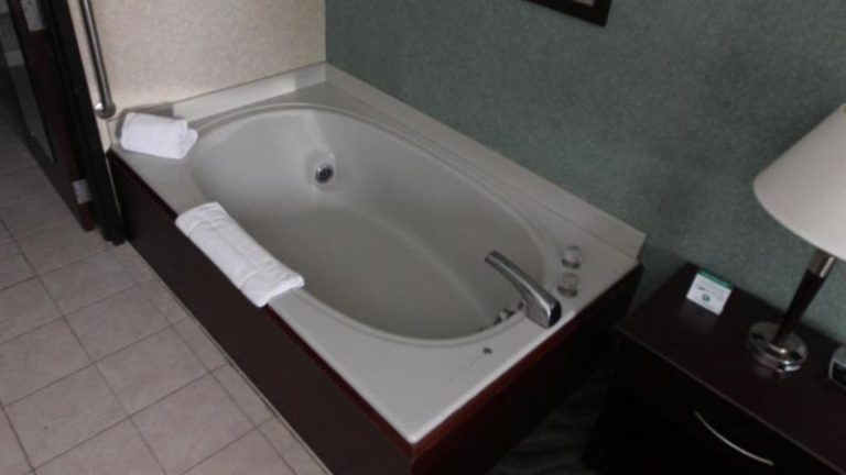Days Inn & Suites by Wyndham Rochester Hills MI