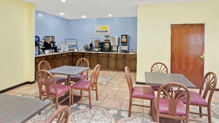 Days Inn & Suites by Wyndham Harvey / Chicago Southland
