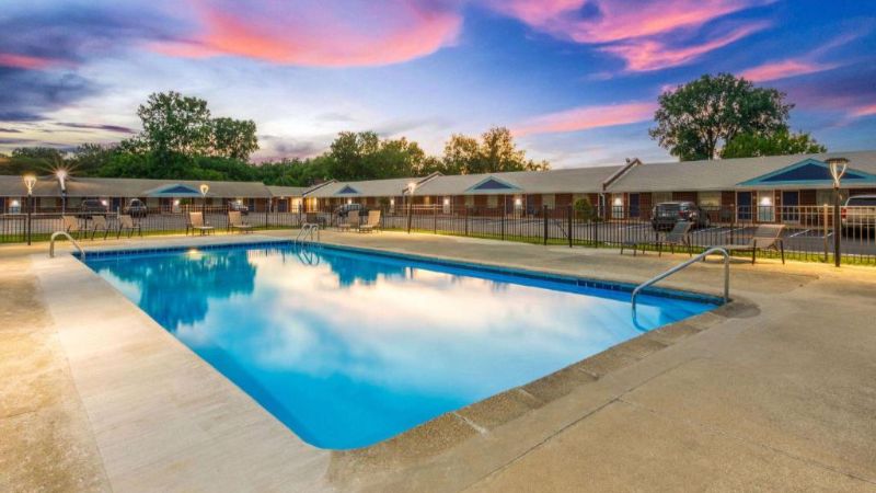 Days Inn by Wyndham Wauseon, room with private jacuzzi, photo 6