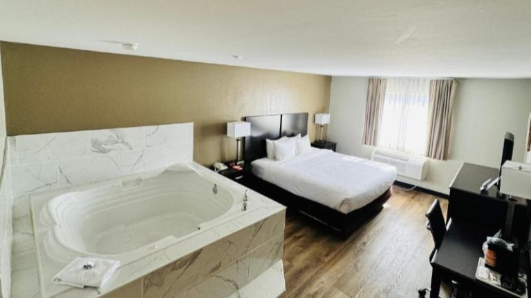 Econo Lodge Inn & Suites Monroe