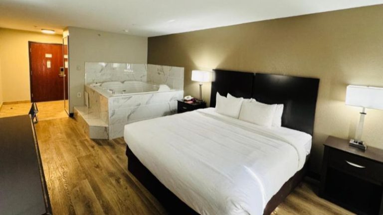 Econo Lodge Inn & Suites Monroe