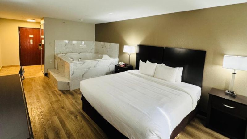 Econo Lodge Inn & Suites Monroe, room with private jacuzzi, photo 3