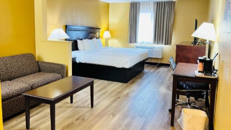 Econo Lodge Inn & Suites Monroe