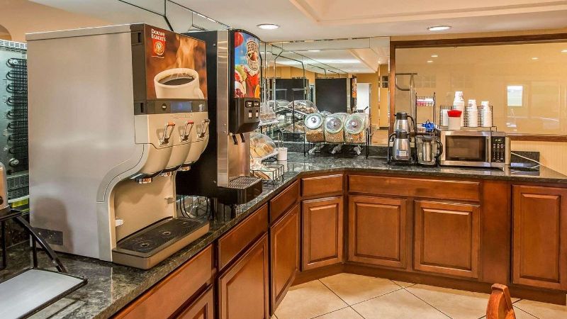 Econo Lodge Inn & Suites Monroe, room with private jacuzzi, photo 7