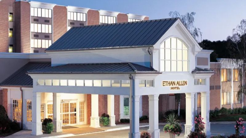 Ethan Allen Hotel, room with private jacuzzi, photo 5