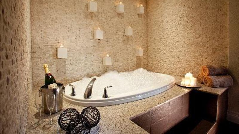 Eureka Casino Resort, room with private jacuzzi, photo 1