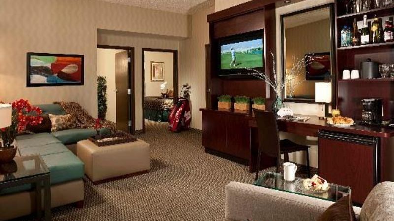 Eureka Casino Resort, room with private jacuzzi, photo 4