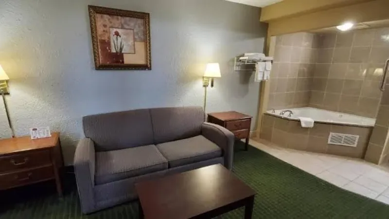 FairBridge Inn & Suites McDonough, room with private jacuzzi, photo 3
