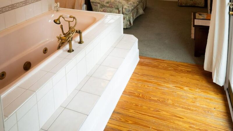 Garden Grove Bed And Breakfast: the The Garden Retreat (Jetted Tub) in Union Pier, MI