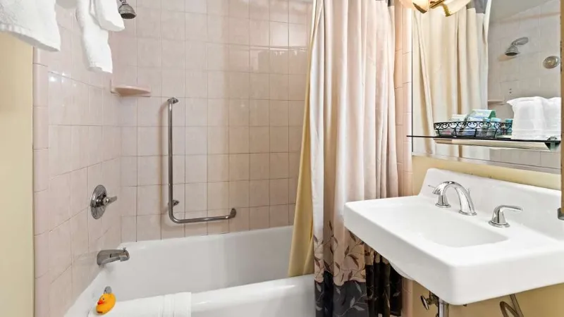 Genetti Hotel, SureStay Collection by Best Western, room with private jacuzzi, photo 3
