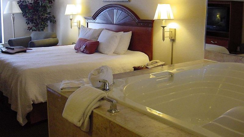 Hampton Inn Bowling Green, room with private jacuzzi, photo 3