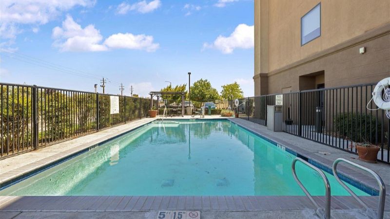Hampton Inn & Suites Madera, room with private jacuzzi, photo 7