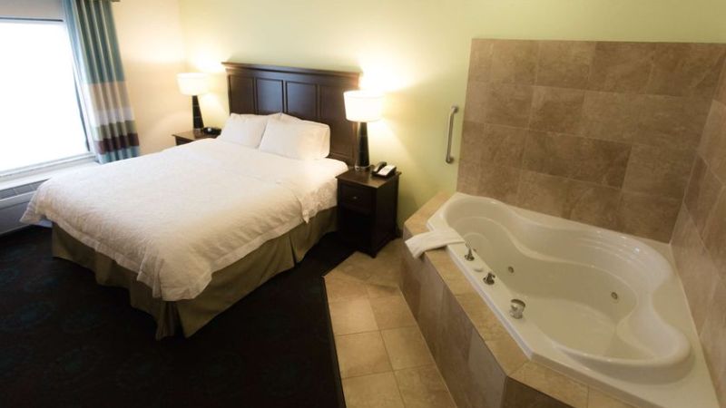 Hampton Inn Suites Middlebury 1 - jacuzzi hotel room