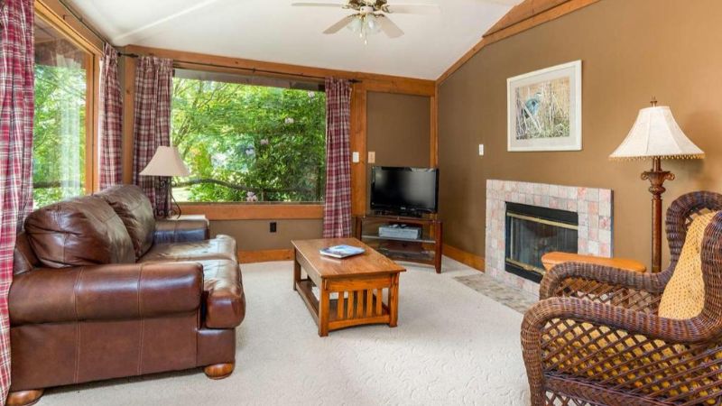Highland Lake Inn & Resort, room with private jacuzzi, photo 5