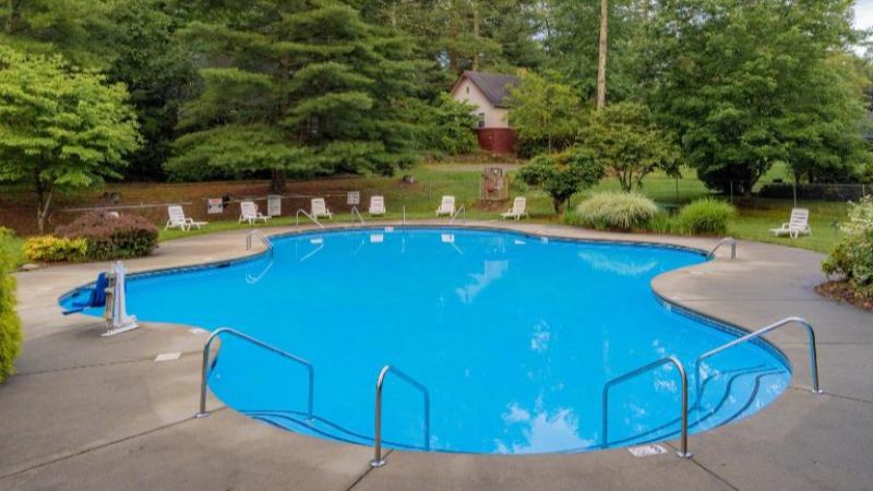 Highland Lake Inn & Resort, room with private jacuzzi, photo 8