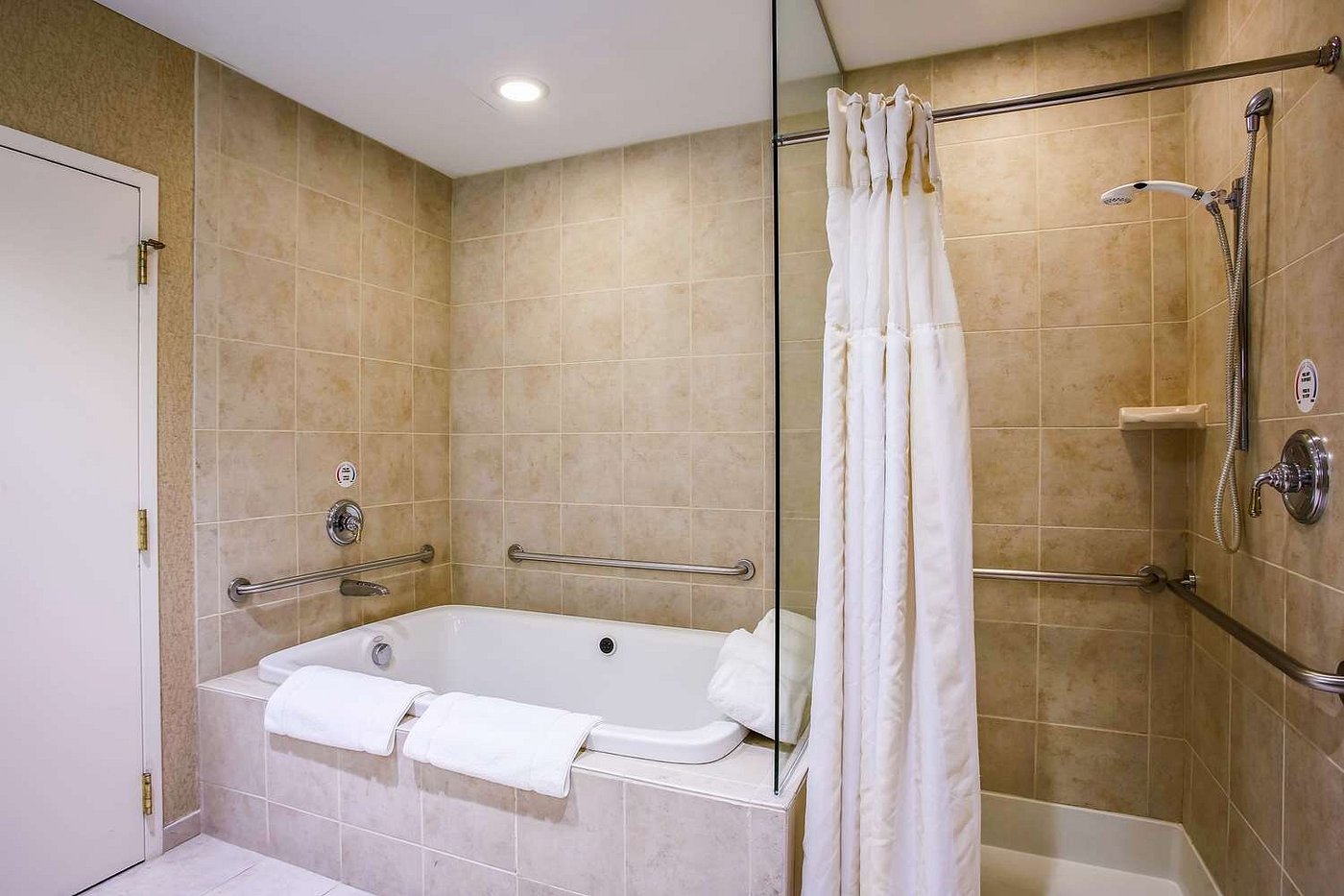 Hilton Garden Inn Milwaukee Northwest Conference Center, room with private jacuzzi, photo 1