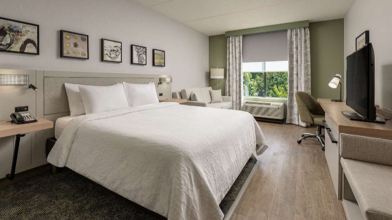 Hilton Garden Inn Nashville Franklin-Cool Springs, room with private jacuzzi, photo 2