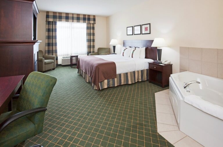 Holiday Inn Conference Ctr Marshfield, an IHG Hotel