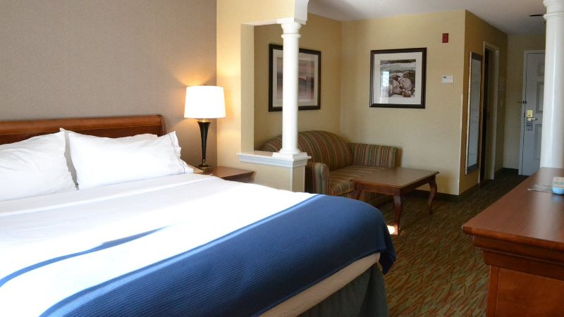 Holiday Inn Express Biddeford, an IHG Hotel, room with private jacuzzi, photo 4