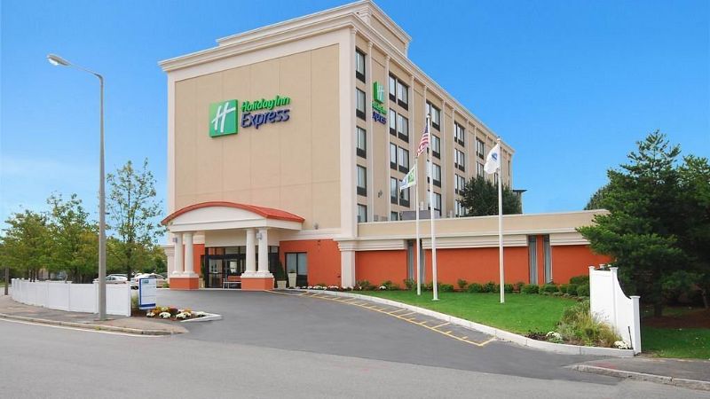 Holiday Inn Express Boston, an IHG Hotel, room with private jacuzzi, photo 6