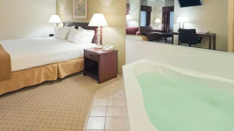 Holiday Inn Express Evansville West - jacuzzi hotel room