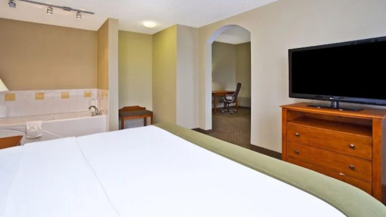 Holiday Inn Express Hotel & Suites Goshen