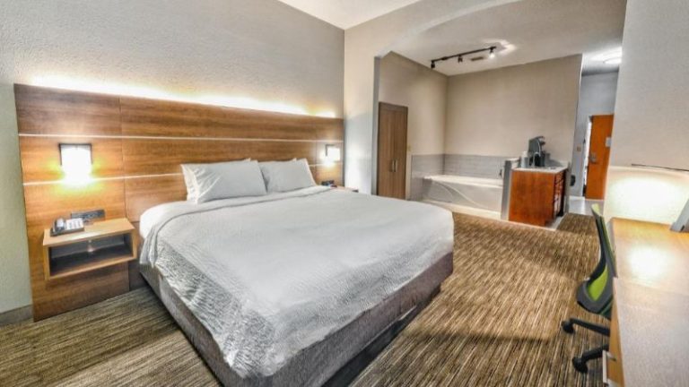Holiday Inn Express Hotel & Suites Goshen