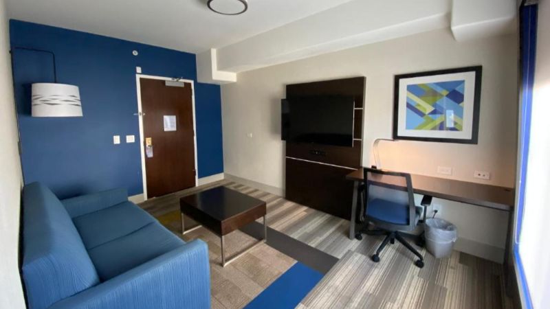 Holiday Inn Express Hotel & Suites El Dorado Hills, An IHG Hotel, room with private jacuzzi, photo 3