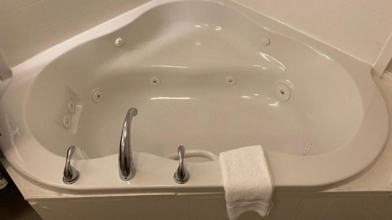 Holiday Inn Express Metropolis