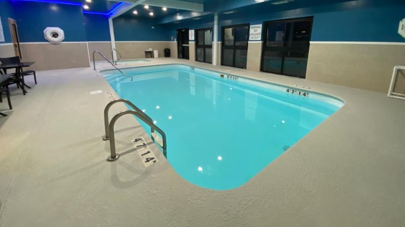 Holiday Inn Express Metropolis, room with private jacuzzi, photo 6