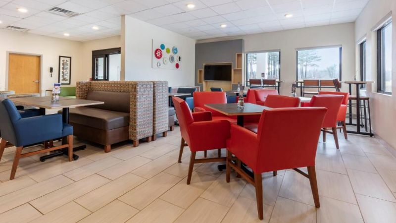 Holiday Inn Express Metropolis, room with private jacuzzi, photo 7