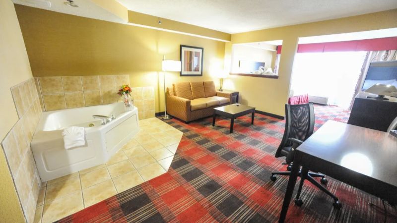 Holiday Inn Express & Suites Bowling Green, an IHG Hotel