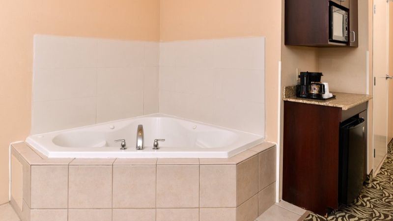 Holiday Inn Express & Suites Fresno (River Park) Hwy 41, an IHG Hotel
