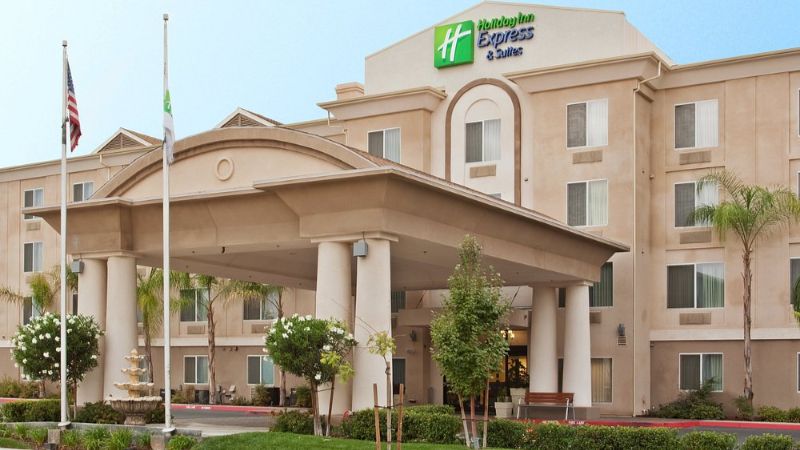 Holiday Inn Express & Suites Fresno (River Park) Hwy 41, an IHG Hotel, room with private jacuzzi, photo 6