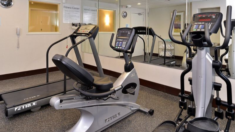 Holiday Inn Express & Suites Fresno (River Park) Hwy 41, an IHG Hotel, room with private jacuzzi, photo 8