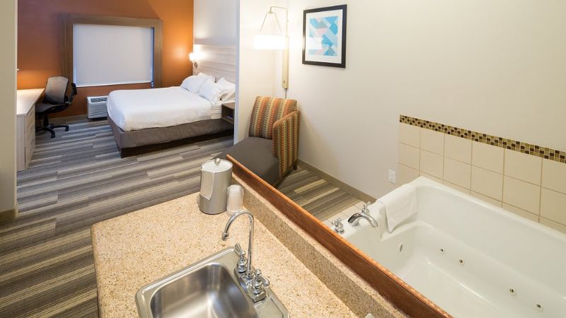 Holiday Inn Express & Suites Grand Blanc, an IHG Hotel