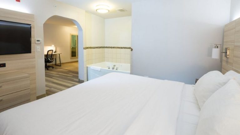 Holiday Inn Express & Suites Grand Blanc, an IHG Hotel